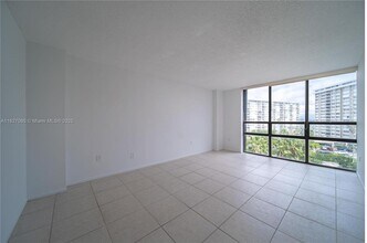 1450 Brickell Bay Dr, Unit 611 in Miami, FL - Building Photo - Building Photo