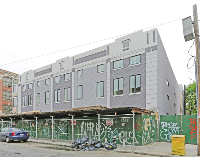 Alhambra Luxury Lofts in Brooklyn, NY - Foto de edificio - Building Photo