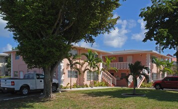 1500 NE 50th Ct in Fort Lauderdale, FL - Foto de edificio - Building Photo
