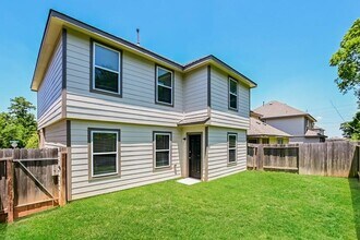 333 Shelby Meadow Dr in Willis, TX - Building Photo - Building Photo