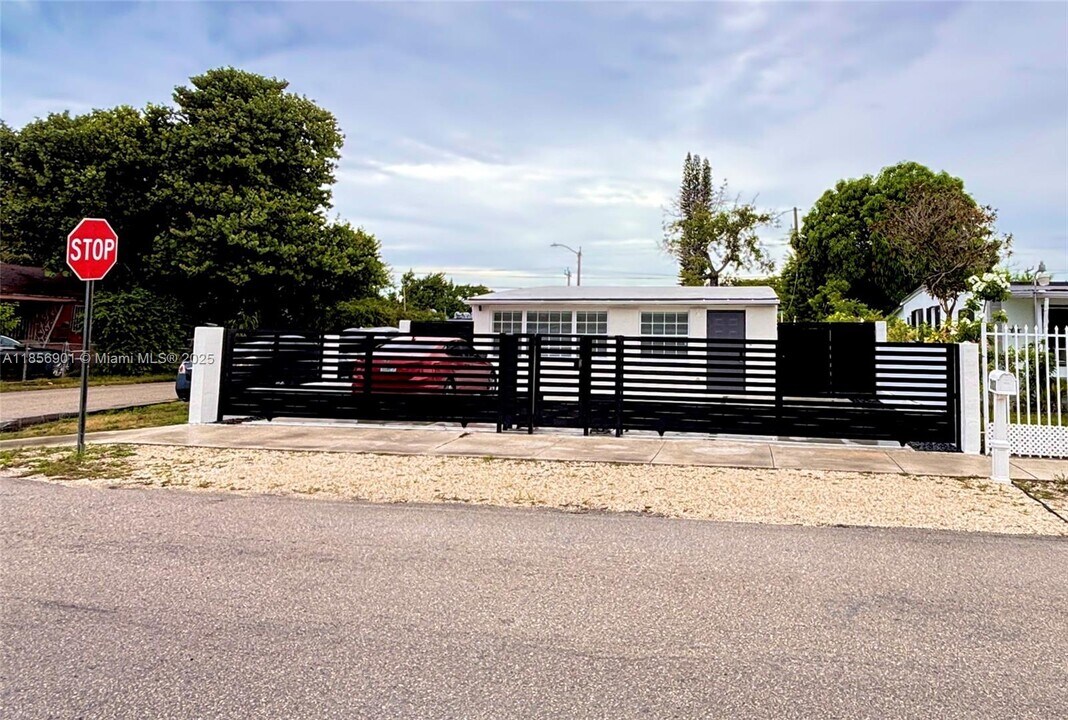3100 NW 95th Terrace in Miami, FL - Building Photo
