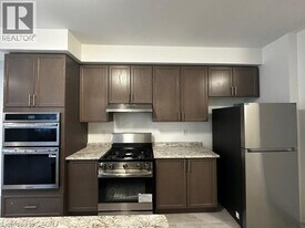 74 Witteveen Dr in Brantford, ON - Building Photo