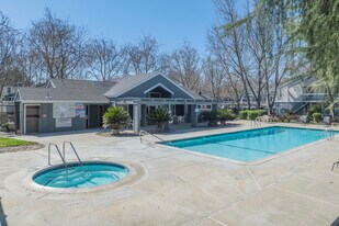 SYCAMORE VILLAGE in Tracy, CA - Building Photo