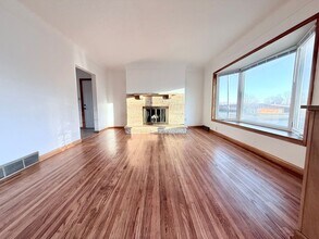 402 Beverly Hills St in Waterloo, IA - Building Photo - Building Photo