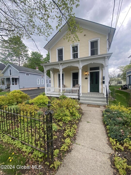 77 Regent St in Saratoga Springs, NY - Building Photo