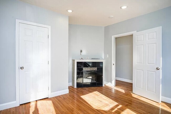 28 Moreland St, Unit 1 in Somerville, MA - Building Photo - Building Photo