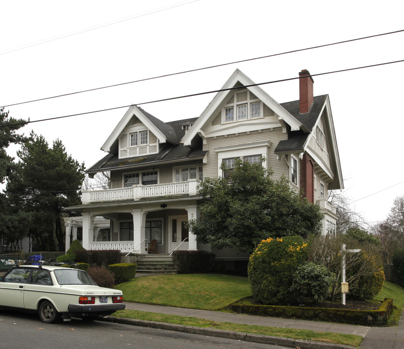 2108 SE Taylor St in Portland, OR - Building Photo