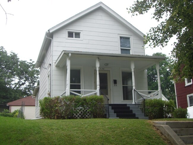 property at 736 W Homer St