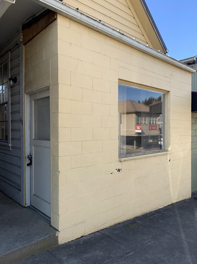 44 S Nehalem St in Clatskanie, OR - Foto de edificio - Building Photo