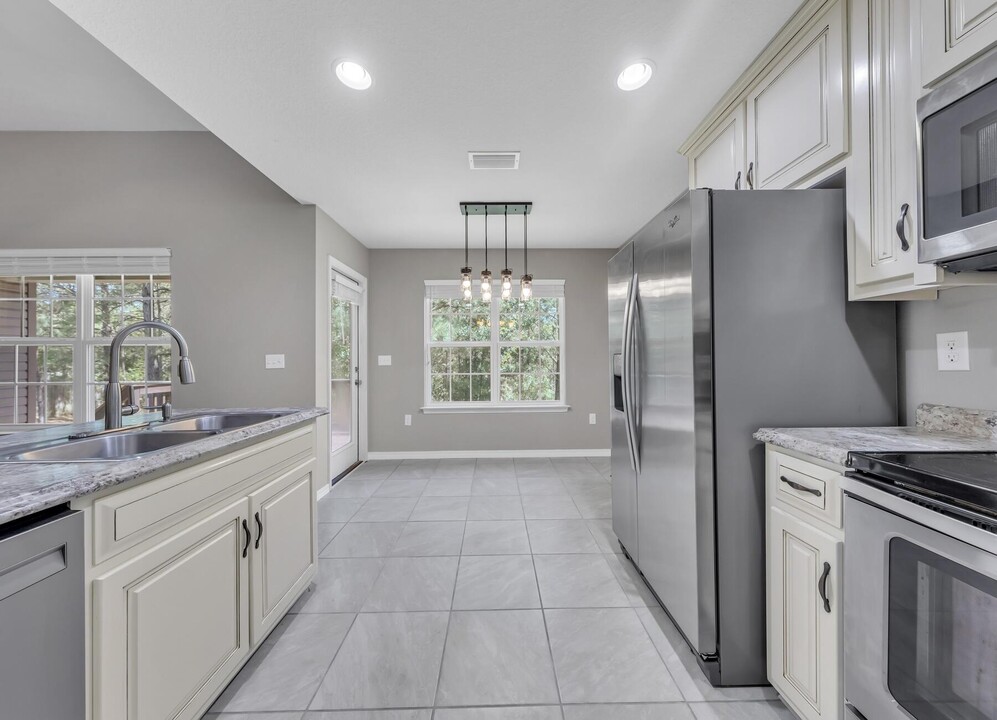 129 Fairway Dr in Crestview, FL - Foto de edificio