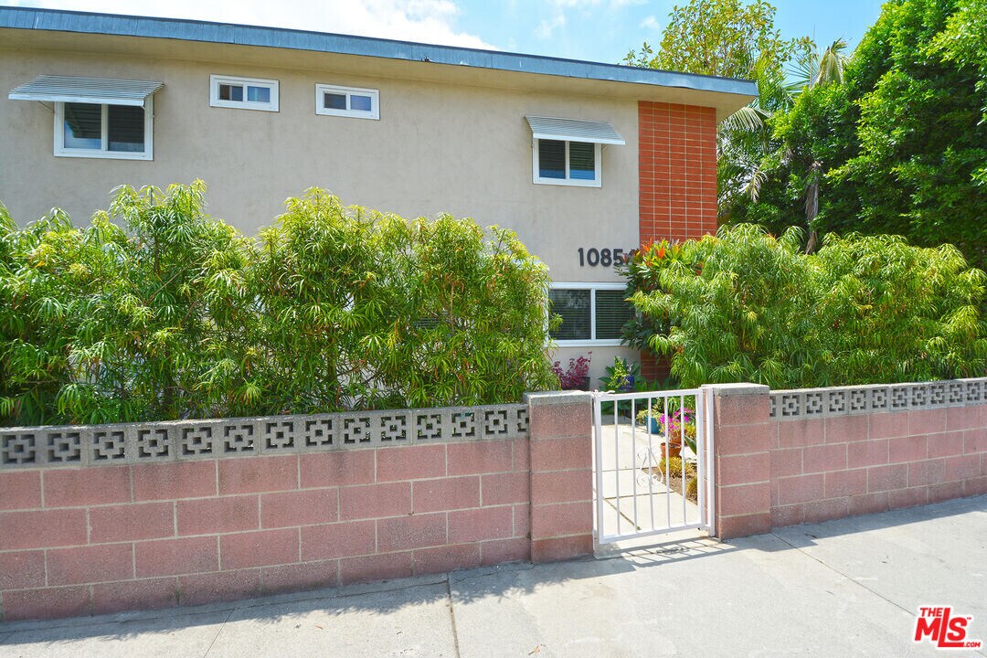 10854 Morrison St in Los Angeles, CA - Building Photo