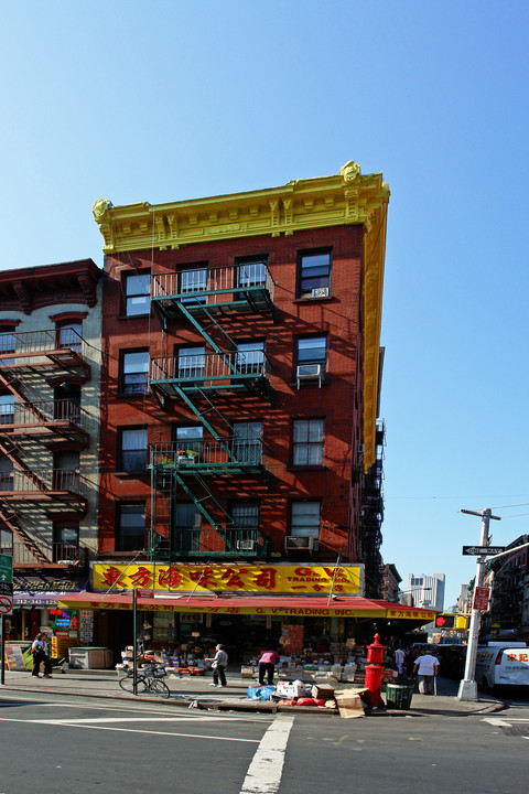 205 GRAND St in Brooklyn, NY - Building Photo