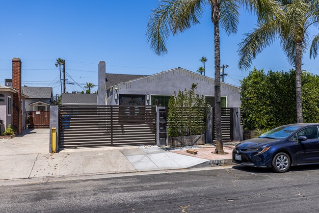 8141 Hinds Ave in North Hollywood, CA - Foto de edificio - Building Photo