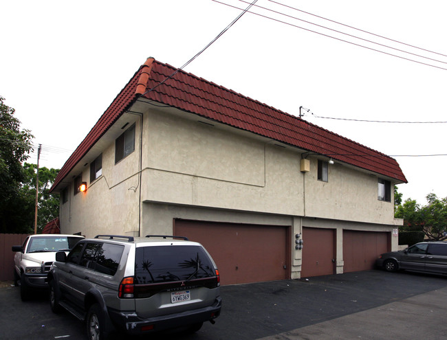 303 E Wakefield Ave in Anaheim, CA - Foto de edificio - Building Photo