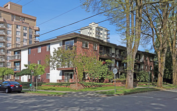 Pine Villa Apartments in Vancouver, BC - Building Photo - Building Photo