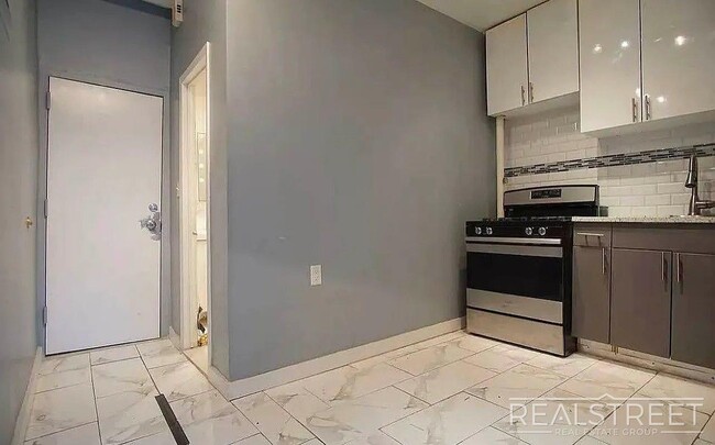 Gates Avenue, Unit 1 in Brooklyn, NY - Foto de edificio - Building Photo