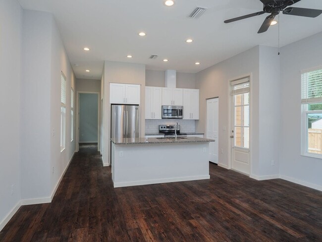 745 NW 9th St in Gainesville, FL - Building Photo - Building Photo