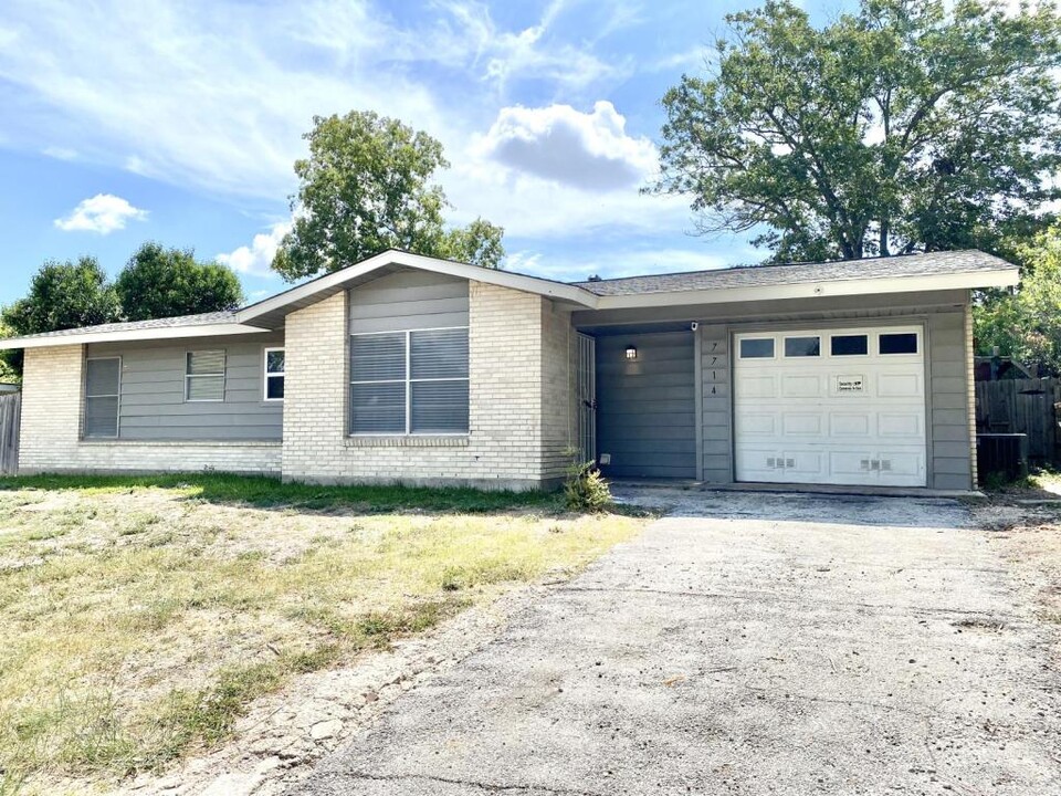 7714 Stagecoach Ln in San Antonio, TX - Foto de edificio