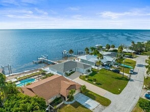 1909 Gulfview Dr in Holiday, FL - Building Photo - Building Photo