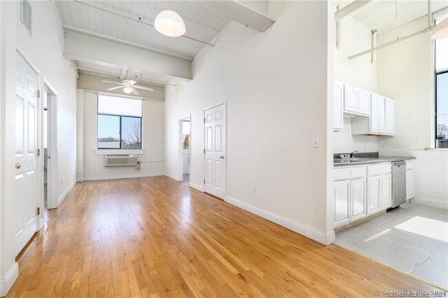 390 Charles St in Bridgeport, CT - Building Photo - Building Photo