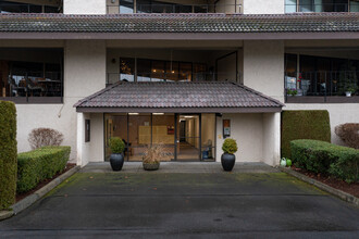 16925 Inglewood Rd NE in Kenmore, WA - Foto de edificio - Building Photo