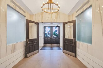 226 E 70th St in New York, NY - Building Photo - Building Photo