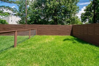 317-A W 35th St in Houston, TX - Building Photo - Building Photo