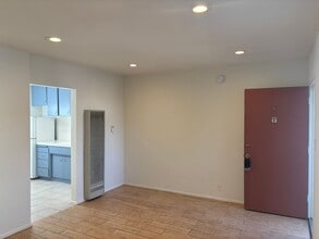 220 W Spazier Ave in Burbank, CA - Foto de edificio - Building Photo