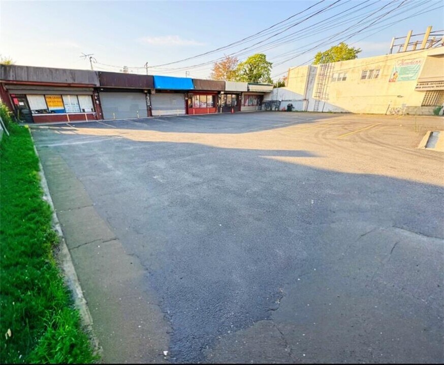 4010 Hylan Blvd in Staten Island, NY - Building Photo