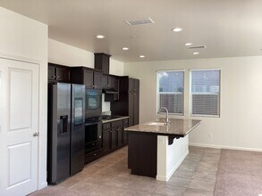 6319 E Creek View Ln in Fresno, CA - Building Photo - Building Photo