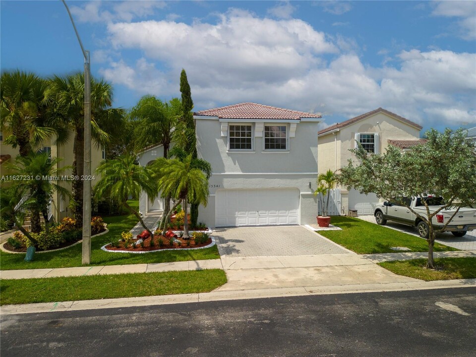 15341 NW 4th St in Pembroke Pines, FL - Building Photo