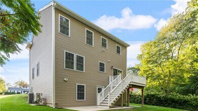 8 Seabreeze Terrace in Warwick, RI - Building Photo - Building Photo