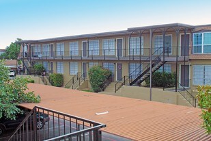 Westridge Apartments in Dallas, TX - Building Photo