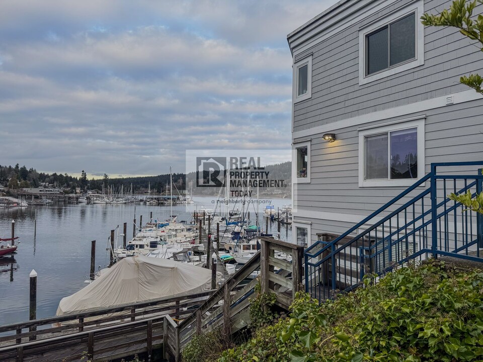 3889 Harborview Dr in Gig Harbor, WA - Building Photo