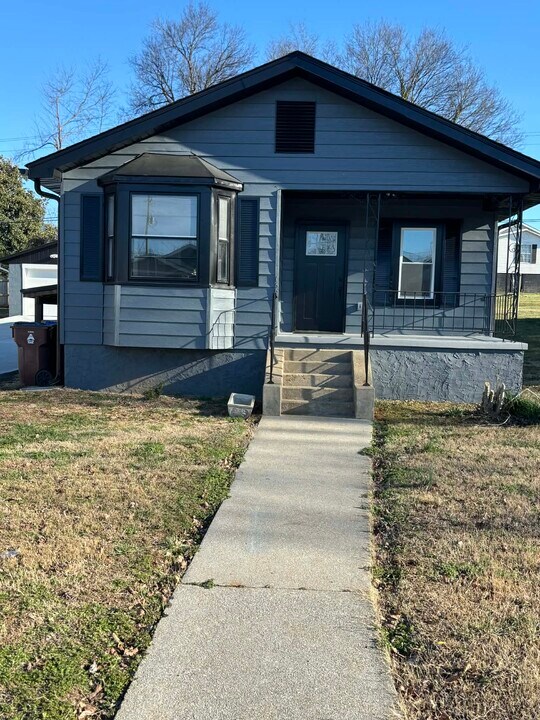 166 E Bell St in Alcoa, TN - Building Photo