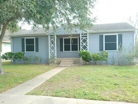 1017 Sorrell St in Corpus Christi, TX - Building Photo