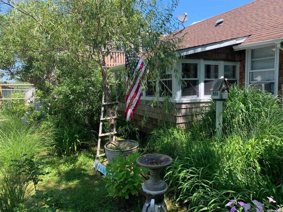 120 Bungalow Ln in Ocean Beach, NY - Building Photo