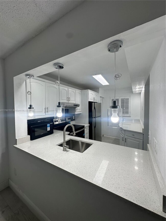 901 NE 209th Terrace in Miami, FL - Foto de edificio - Building Photo
