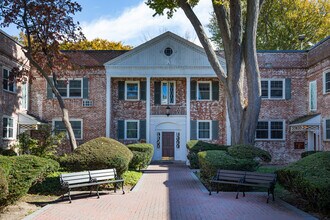 43 N Forest Ave in Rockville Centre, NY - Foto de edificio - Building Photo