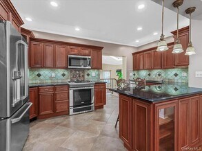2 Tottenham Pl, Unit 1FL in New Hyde Park, NY - Foto de edificio - Building Photo