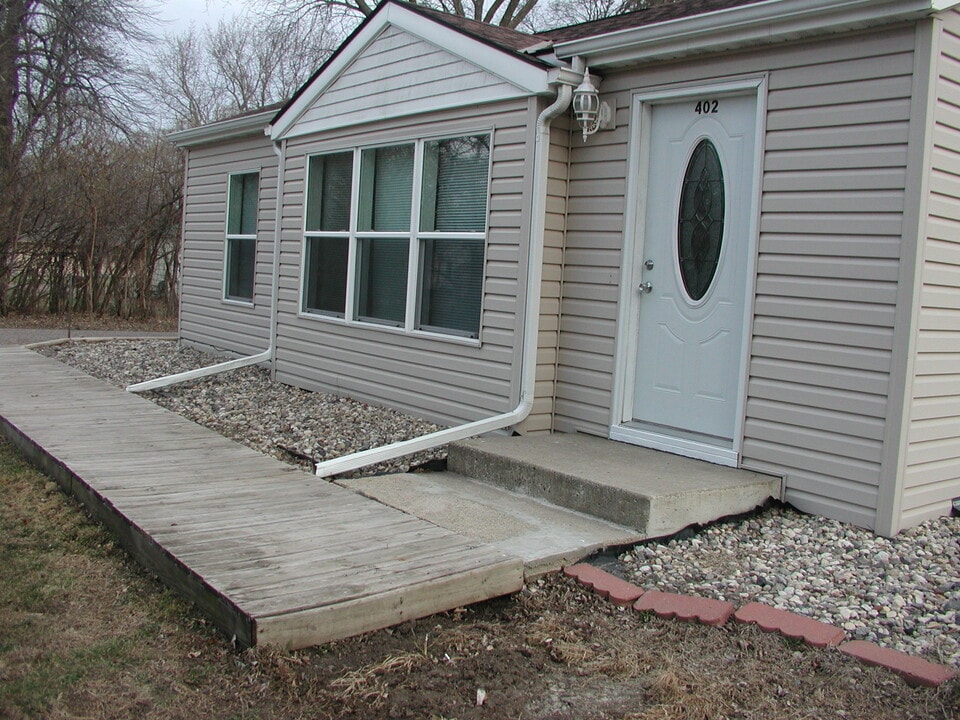 402 Wolfe Ave, Unit #A in Montevideo, MN - Building Photo