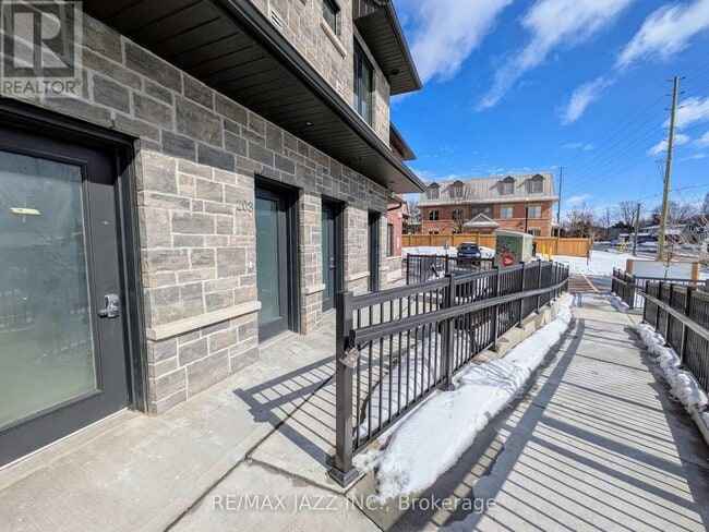 750 King St E in Oshawa, ON - Building Photo - Building Photo