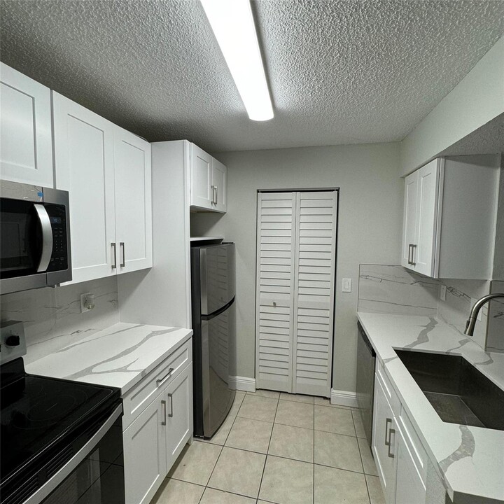 4055 W McNab Rd in Pompano Beach, FL - Building Photo