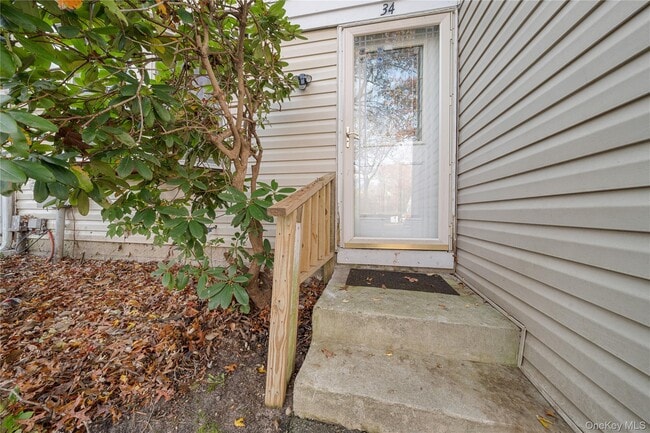 34 Wooded Way in Calverton, NY - Building Photo - Building Photo