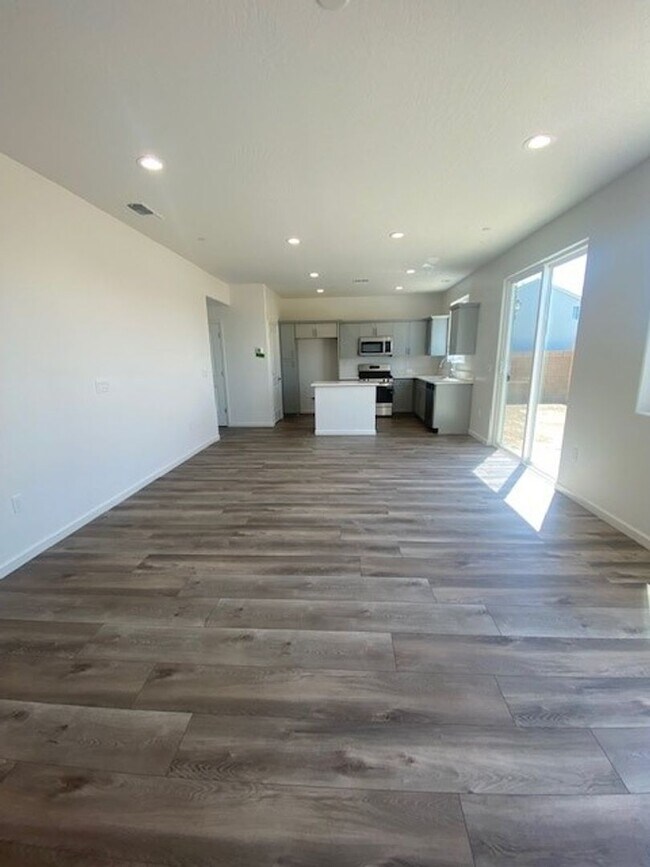 1105 W Sedona Ave in Visalia, CA - Building Photo - Building Photo
