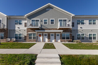 Rock Pointe Village in Lannon, WI - Foto de edificio - Building Photo