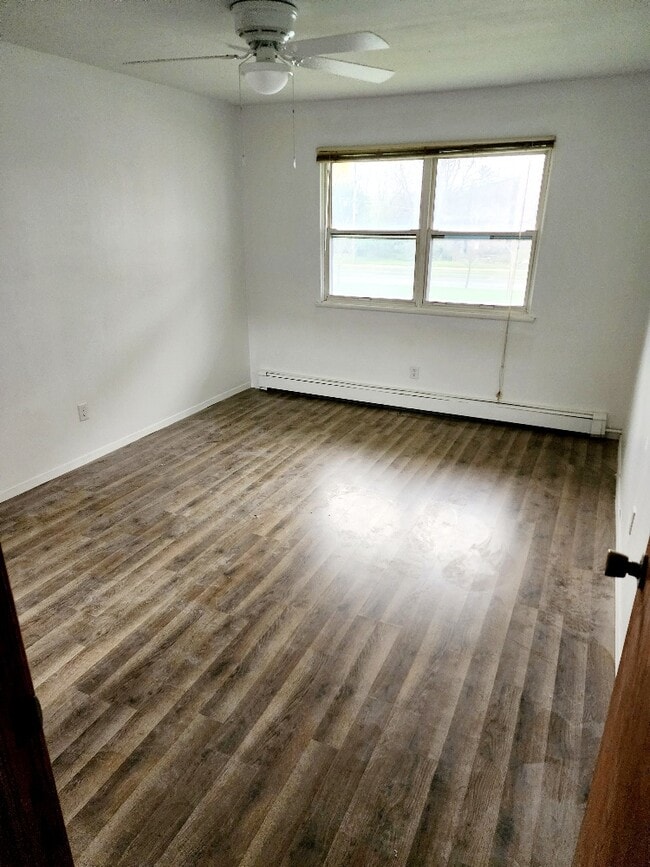 5675 W Brown Deer Rd, Unit 210 in Brown Deer, WI - Foto de edificio - Building Photo