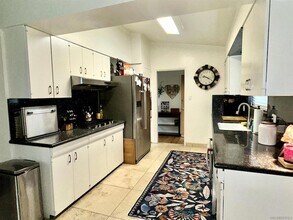 7325 Ouro Pl in La Mesa, CA - Foto de edificio - Building Photo