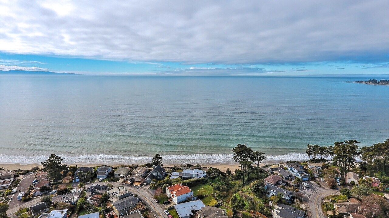 231 Mar Vista Dr in Aptos, CA - Building Photo
