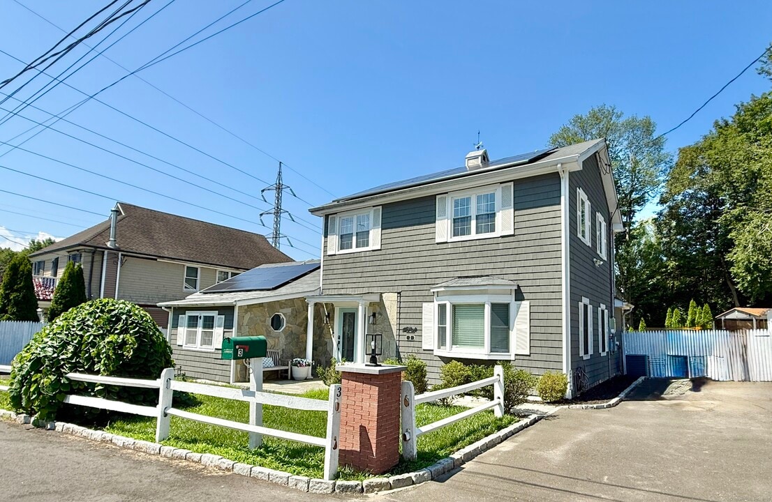 3 Turnabout Ln in Darien, CT - Building Photo